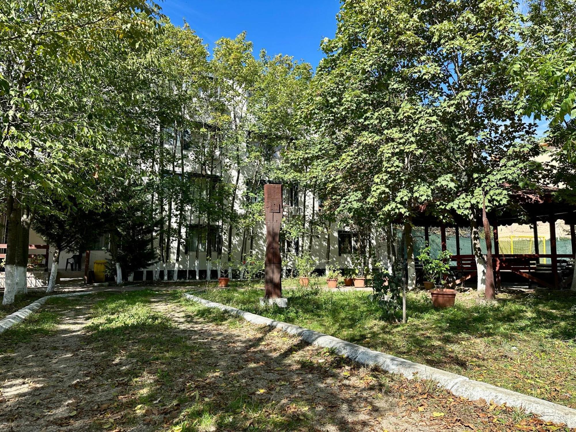 Hostel Horia Plopeni Buitenkant foto