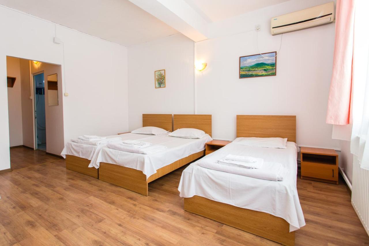 Hostel Horia Plopeni Buitenkant foto