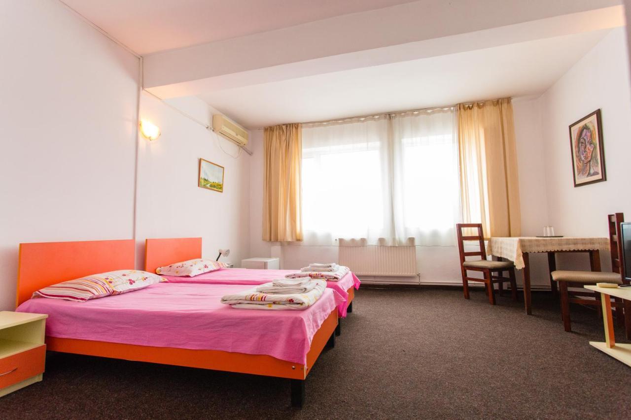 Hostel Horia Plopeni Buitenkant foto
