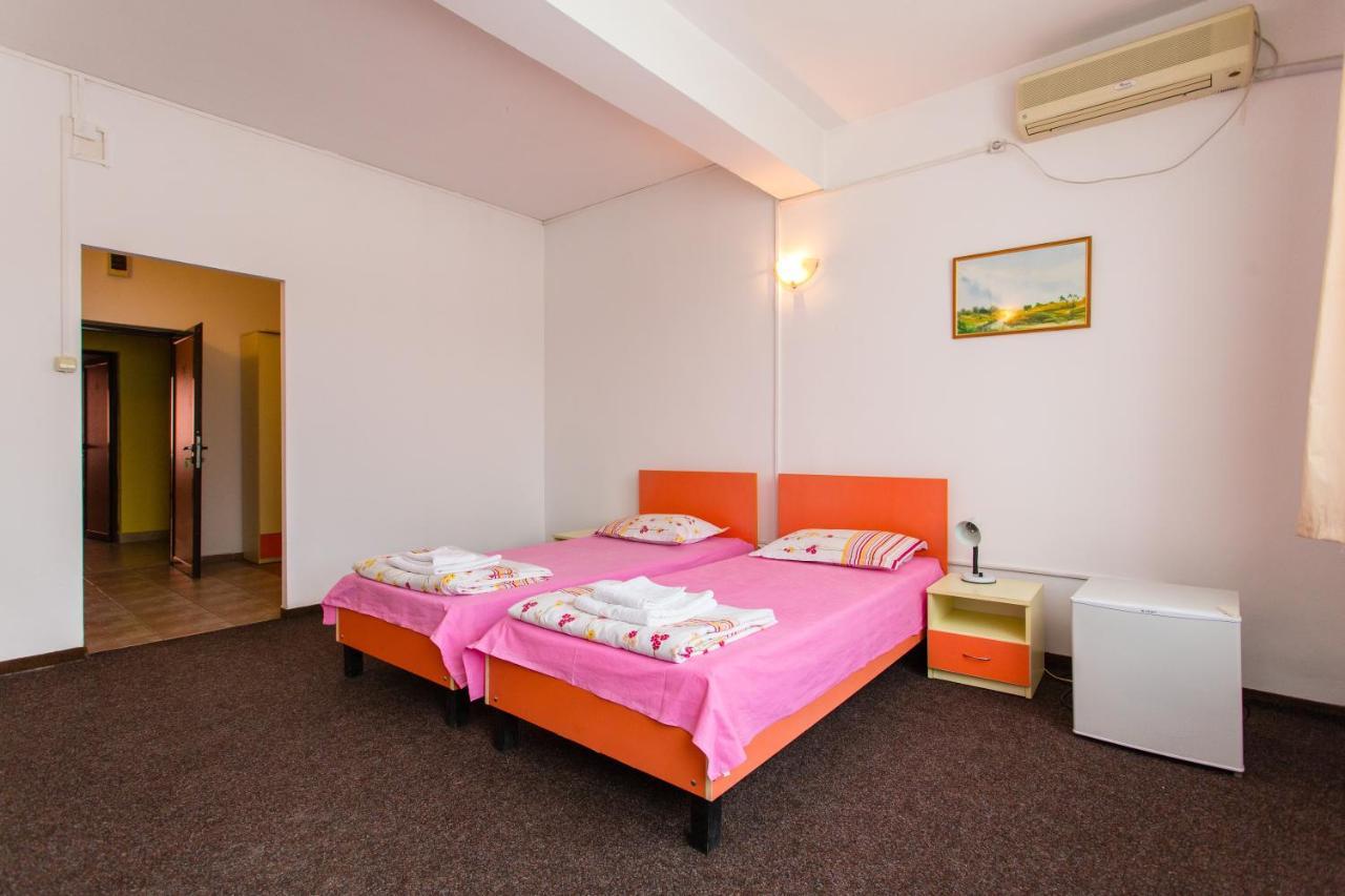 Hostel Horia Plopeni Buitenkant foto